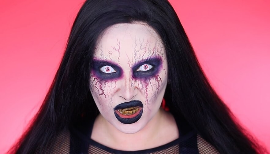 Образ вампирши со страшными глазами на Хэллоуин