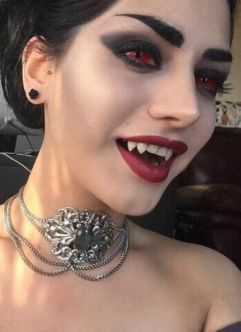 Женщина вампир с красными глазами