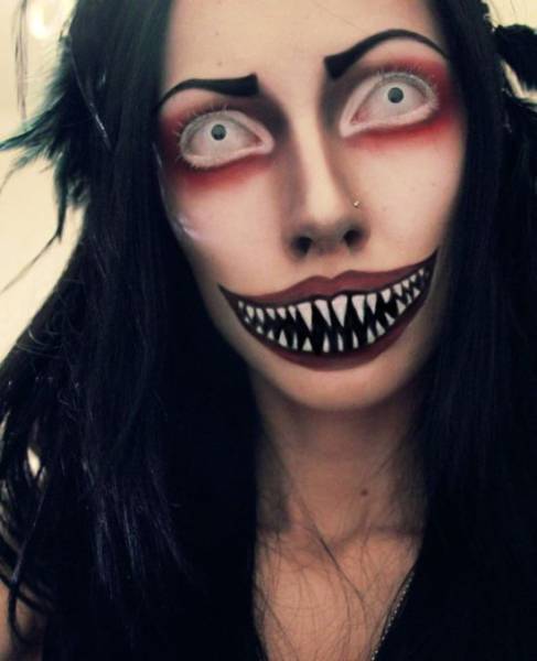 Женщина в образе неизвестного мутанта на Хэллоуин