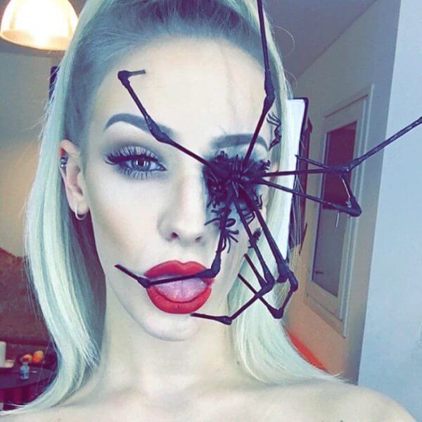 Женщина с пауками в глазу