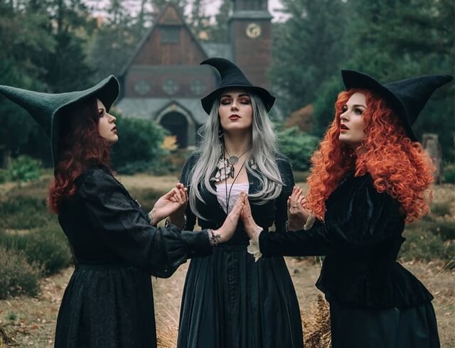 Три ведьмы на праздник Хэллоуин