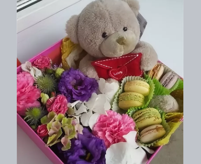 Букет из живых цветов со сладостями и 1 игрушкой