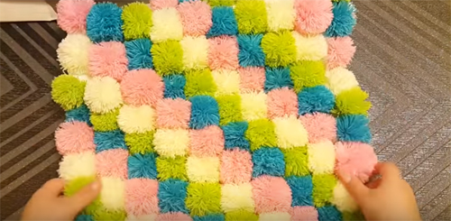  Домашний уют своими руками: мастер-классы по изготовлению разнообразных ковриков из помпонов