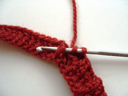 Вязание манишки крючком по простым схемам для начинающих мастеров (99 фото)