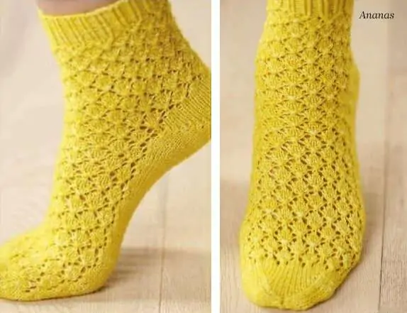 Желтые носки ажурной вязкой спицами