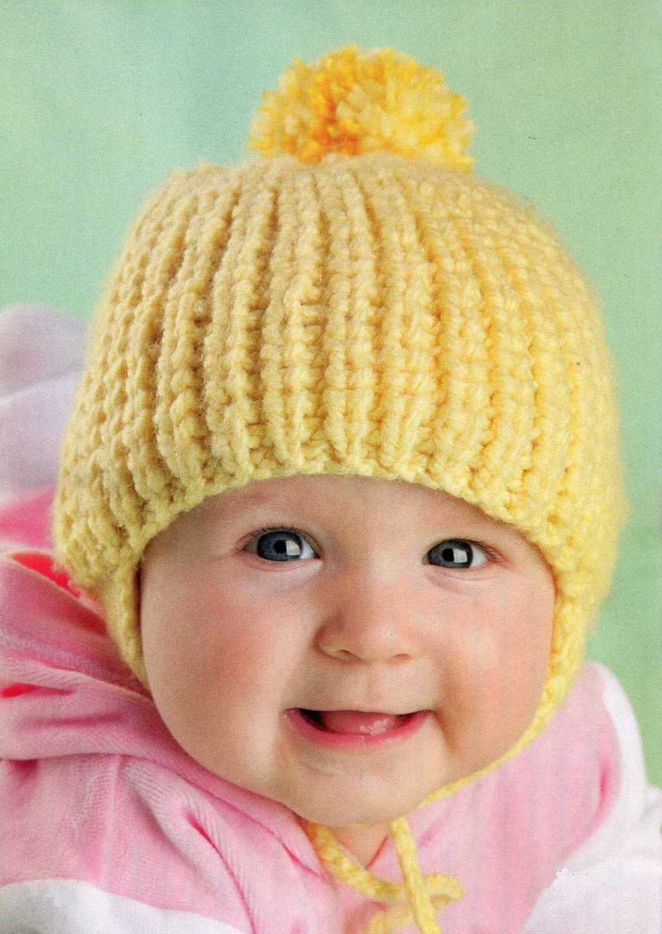 Теплая желтая вязаная шапка на девочке