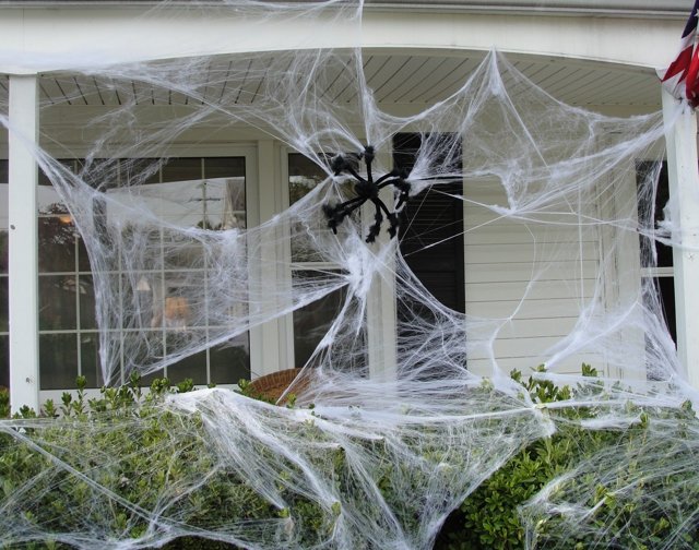 Паутина на Хэллоуин своими руками: варианты из марли, из веревки, из бумаги и из бисера