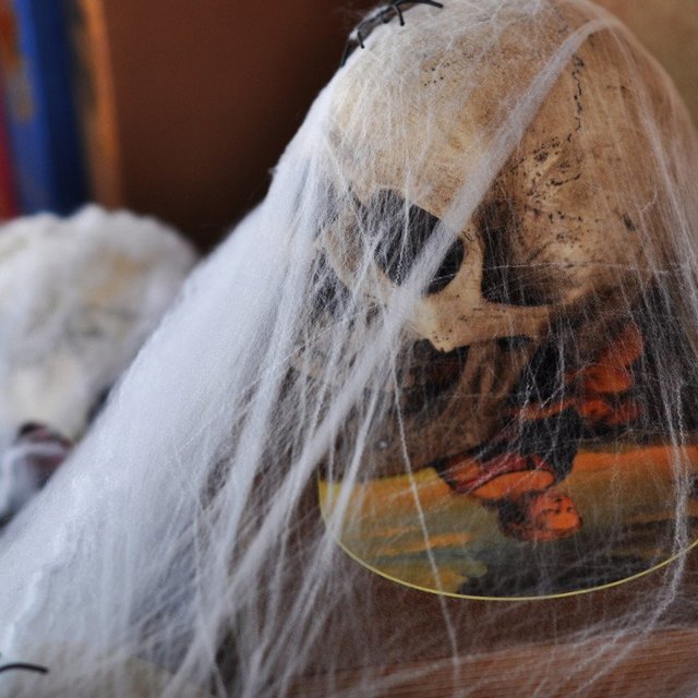 Паутина на Хэллоуин своими руками: варианты из марли, из веревки, из бумаги и из бисера