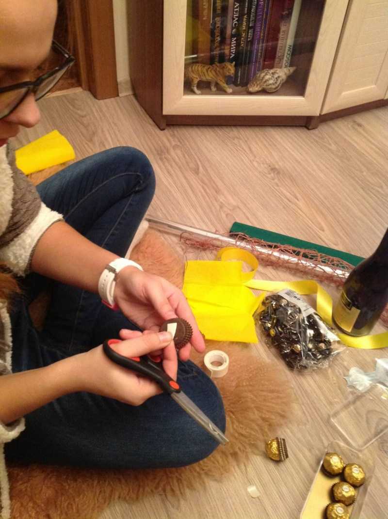 Букет из конфет своими руками - поэтапная инструкция с простыми схемами, материалы и инструменты для изготовления и оформления своими руками