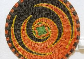 Плетение из газетных трубочек для начинающих пошагово: описание видов, фото схемы, мастер классы