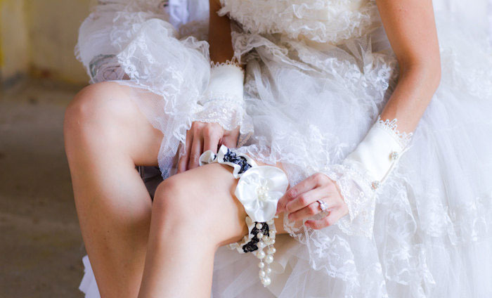 Как пошить атласную подвязку невесты