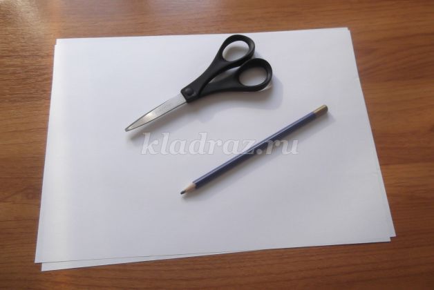 Как сделать снежинку-балерину из бумаги?