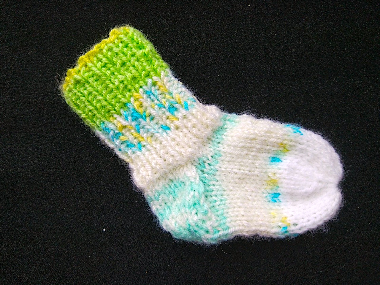 Инструкция, как связать носочки для новорожденных спицами