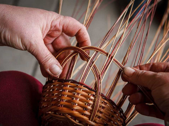 Плетение корзин из лозы