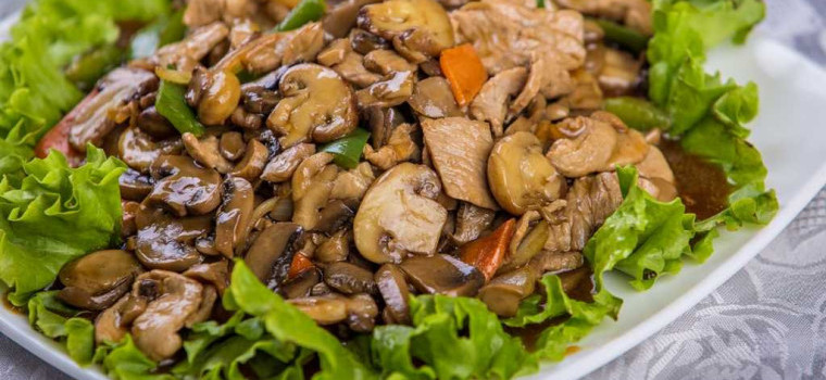 Вкусный и сытный рецепт грибного салата с жареными грибами и свежими овощами