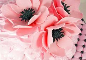 Цветы из мастики - красивое украшение для торта