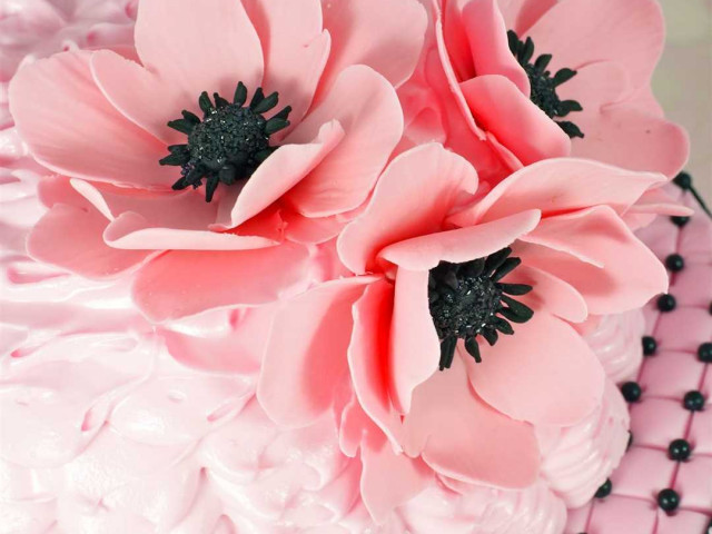 Цветы из мастики - красивое украшение для торта